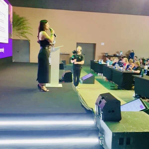 Inteligência Emocional e Resiliência ✔ Como desenvolver inteligência emocional para lidar com desafios pessoais e profissionais. ✔ Estratégias para construir resiliência e transformar dificuldades em oportunidades.