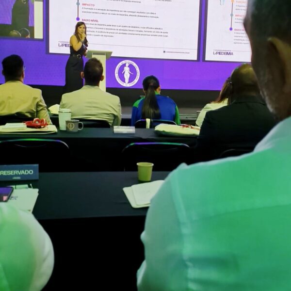 Inteligência Emocional e Resiliência ✔ Como desenvolver inteligência emocional para lidar com desafios pessoais e profissionais. ✔ Estratégias para construir resiliência e transformar dificuldades em oportunidades.