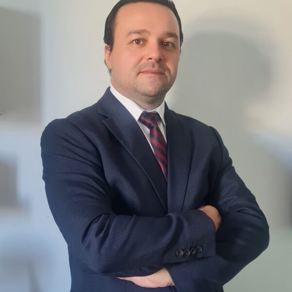 Profissionalização personalizada, encorajamento, constância e ganho de mercado.