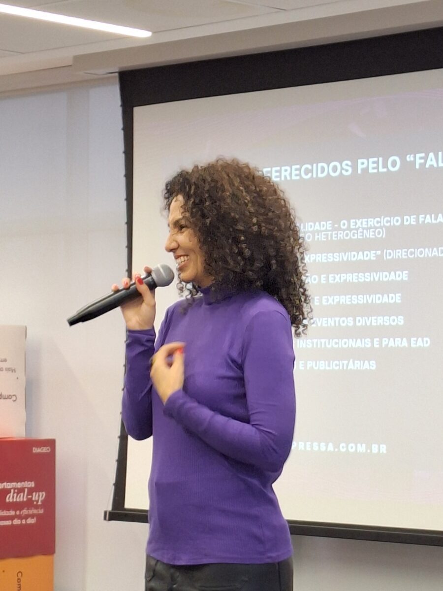 “Corpo na Totalidade - O exercício de falar e se expressar bem em público” (público heterogêneo) ou “O Feminino e a Expressividade” (público feminino)