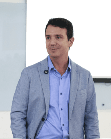 Além do Comando: Como o Cérebro, o Comportamento e as Histórias Moldam Líderes