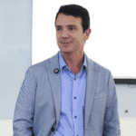 Além do Comando: Como o Cérebro, o Comportamento e as Histórias Moldam Líderes