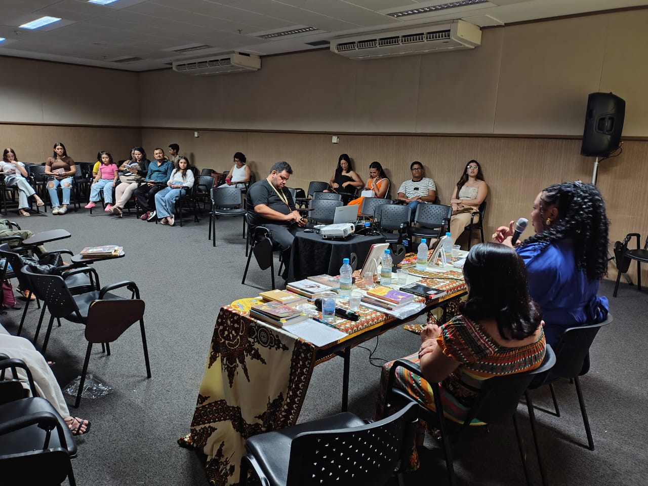 Decolonizando saberes através de valores afro-diásporicos: "alargando o chão da escola"