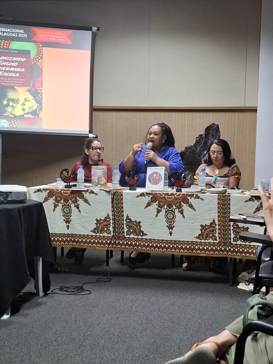 Decolonizando saberes através de valores afro-diásporicos: "alargando o chão da escola"