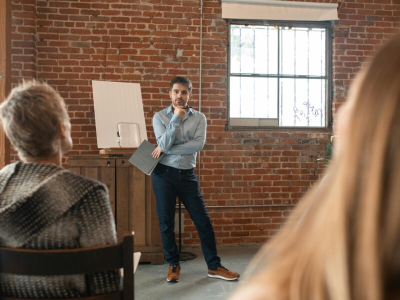 Como Precificar suas Palestras Guia Definitivo para Palestrantes Profissionais