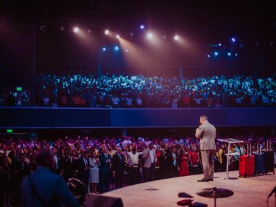 Domínio de Palco Linguagem Corporal e Técnicas de Presença para Palestrantes