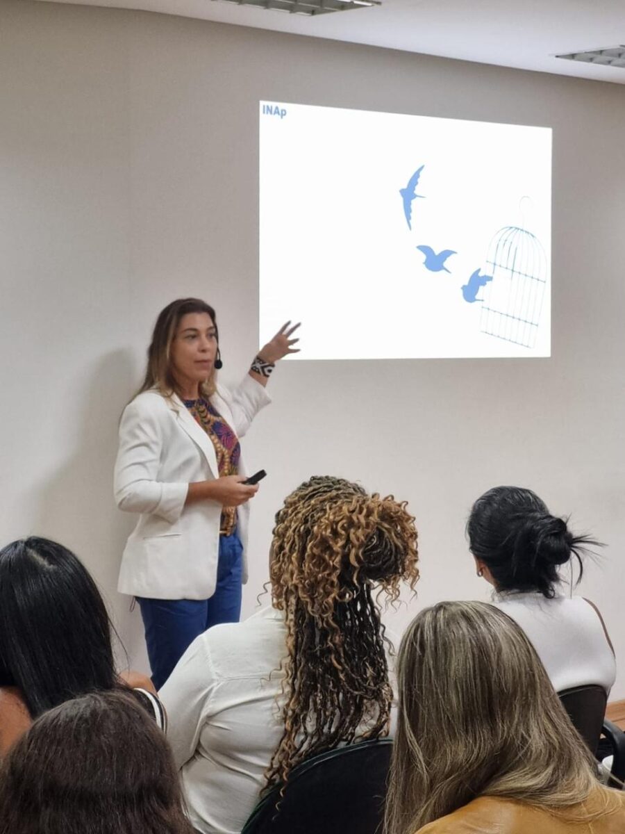 Elisa Gomes | Desenvolvimento Humano: Da Mente à Voz