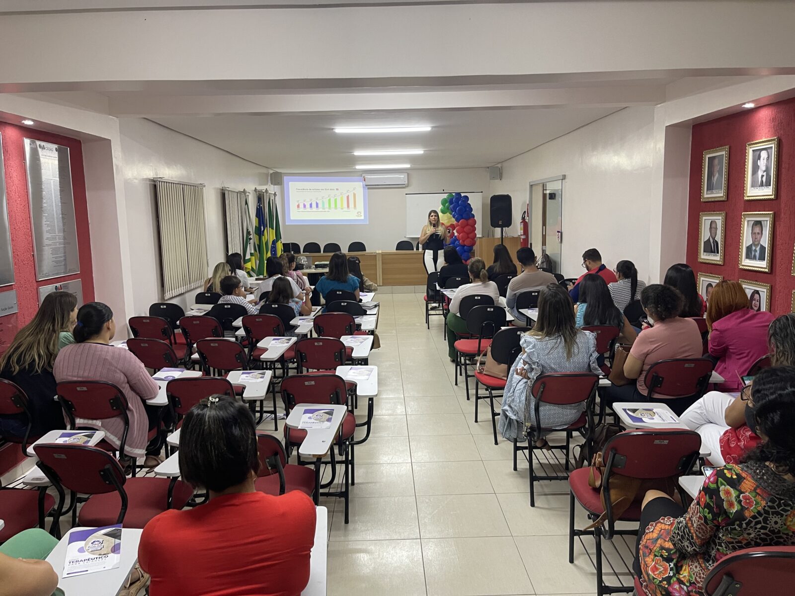 Transtorno do Espectro Autista (TEA), neurodesenvolvimento e orientação de famílias e profissionais.