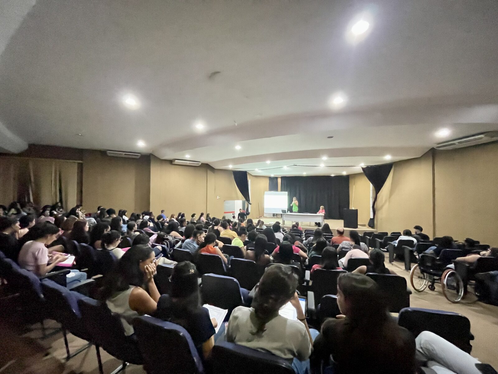 Transtorno do Espectro Autista (TEA), neurodesenvolvimento e orientação de famílias e profissionais.