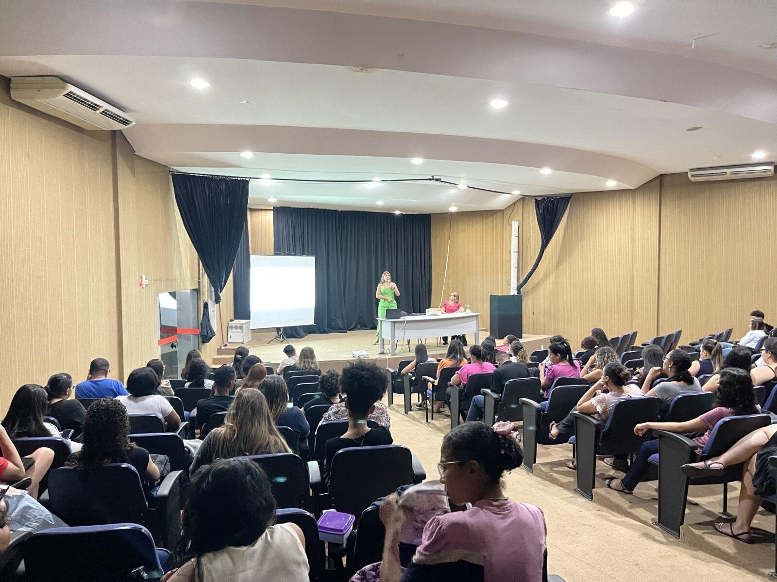 Transtorno do Espectro Autista (TEA), neurodesenvolvimento e orientação de famílias e profissionais.